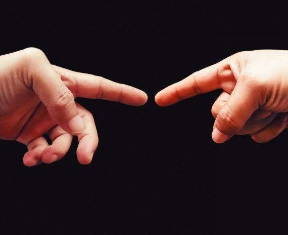 3276561-interazione-due-mani-gesto-immagine-su-sfondo-nero-gratuito-foto